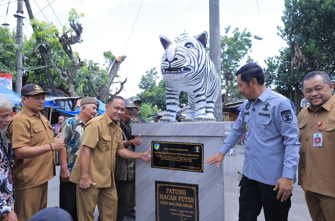 Kemenkum Jatim Serahkan Sertifikat Hak Cipta Patung Macan Putih Balongjeruk Kediri