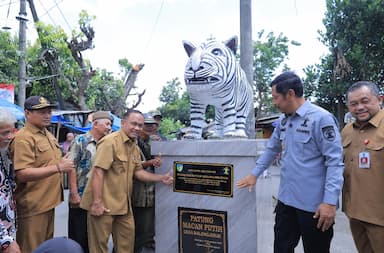 Kemenkum Jatim Serahkan Sertifikat Hak Cipta Patung Macan Putih Balongjeruk Kediri