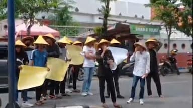 Protes Dugaan Mafia Pupuk, Mahasiswa Geruduk Dispertan Sampang