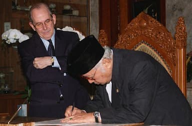 Hari Ini Dalam Sejarah: 15 Januari 1998, Soeharto Teken LoI IMF dan Awal Jatuhnya Orde Baru