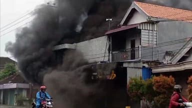 Bengkel Di Jalur Pantura Terbakar, Warga Panik Berhamburan