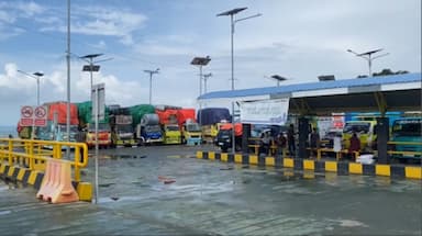 Cuaca Buruk, Puluhan Truk Tertahan hingga 10 Hari di Pelabuhan Kalianget Sumenep