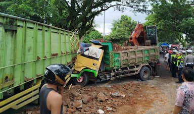 Kecelakaan Beruntun di Jalan Raya Jember-Banyuwangi, Sopir Dump Truk Dilaporkan Tewas