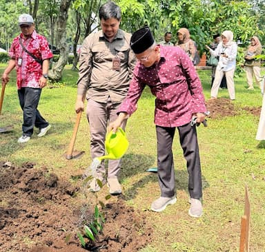 ‎Wabup Shobih Asrori Tanam Pohon Meranti di HUT ke-85 Kebun Raya Purwodadi Pasuruan