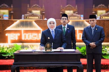 Gubernur Khofifah Bersama DPRD Jatim Sahkan Dua Perda Pelindungan Petambak Ikan dan Garam Serta Penanggulangan Bencana
