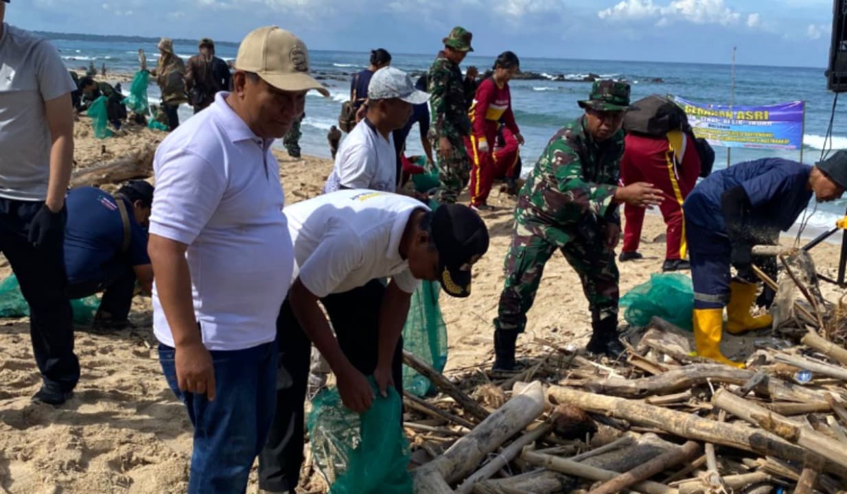 Bersama Masyarakat, Pemkab Banyuwangi hingga TNI Gelar Karya Bakti Bersih Pantai Alas Purwo