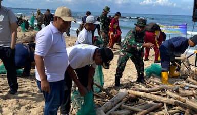 Bersama Masyarakat, Pemkab Banyuwangi hingga TNI Gelar Karya Bakti Bersih Pantai Alas Purwo