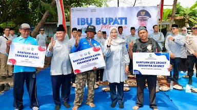 Bupati Ipuk Serahkan Bantuan 12 Mesin Kapal untuk Nelayan Banyuwangi