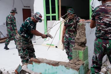 Ratusan Personel TNI Bersihkan Puing Pascagempa, Badan Geologi KESDM Lakukan Kajian
