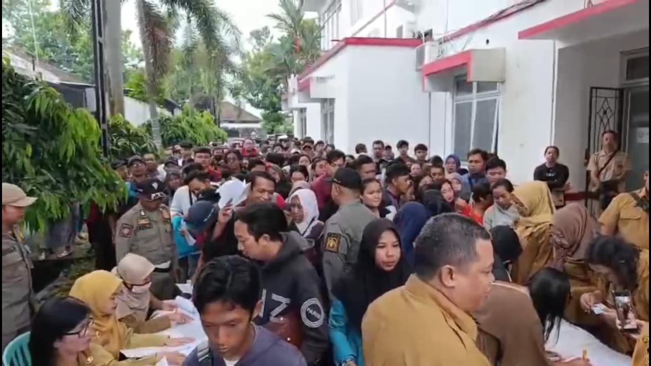 Ratusan Warga Berdesakan Daftar Pasar Takjil Kota Blitar, Kuota Terbatas Diundi Langsung
