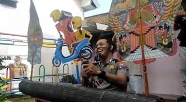 Kapolsek Kota Kediri Jadi Dalang Wayang Kardus, Edukasi Tertib Lalu Lintas Sejak Dini