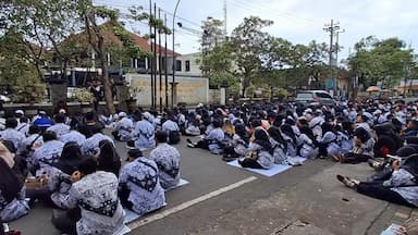 Ratusan Guru PPPK Paruh Waktu di Tulungagung Ngadu ke DPRD, Hanya Terima Gaji Rp300 Ribuan