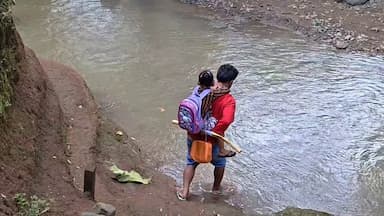 Tak Punya Jembatan, Anak Sekolah Di Karangsengon Terpaksa Digendong Menyebrang Sungai