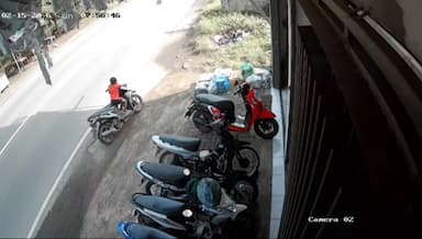 Tunggu Ibunya Diatas Motor, Bocah 7 Tahun Disasak Eskudo