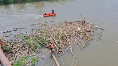 Jaga Kelestarian Cagar Budaya, Pemkot Kediri Bersihkan Sampah di Kaki Jembatan Lama