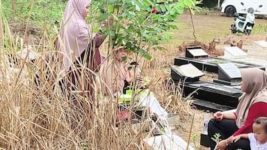 Warga Lestarikan Adat Nyekar Dan Bersihkan Makam Jelang Ramadan