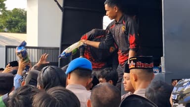 Ratusan Warga Pamekasan Berebut Sembako Gratis