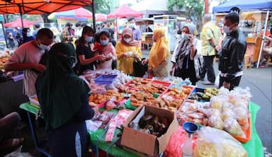 Pasar Takjil Karangmenjangan Surabaya: Jadi Magnet Warga hingga Bikin Macet Pol!