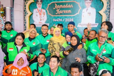 Genap 1 Tahun Pimpin Jatim, Khofifah-Emil Santuni Anak Yatim dan Driver Ojol