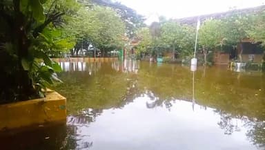 Sekolah Pertama di Bulan Ramadan, Dua SD di Deket Terendam Banjir