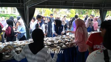 Tebar Kebaikan di Bulan Suci, Unesa Bagikan Ribuan Takjil untuk Warga Surabaya