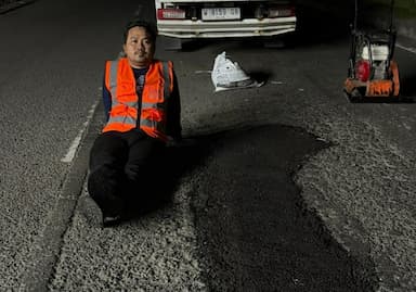Tergerak Nurani, Muhammad Suaib Patungan Perbaiki Jalan Rusak di Sidoarjo demi Cegah Kecelakaan