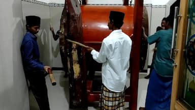 Tabuh Beduk Usai Tarawih di Kediri, Cara Kreatif Ajak Generasi Muda ke Masjid