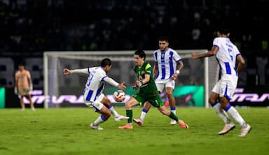 Hasil Super League: Persebaya Tahan Persib, Persita Hajar PSM Makassar