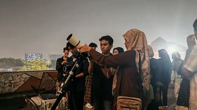 Tertutup Awan, Gerhana Bulan Total Tidak Terlihat di Surabaya