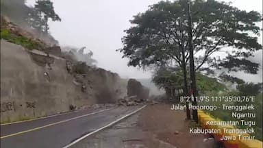Jalur Trenggalek-Ponorogo Lumpuh Total! Batu Raksasa Timbun Jalan, Warga Putar Balik