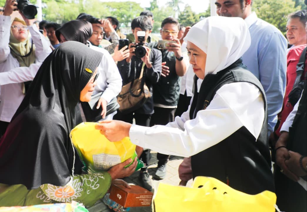 Warga Serbu Pasar Murah Pemprov Jatim di Sukodadi Lamongan