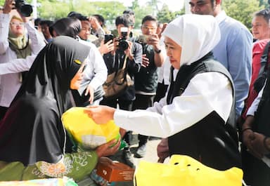 Warga Serbu Pasar Murah Pemprov Jatim di Sukodadi Lamongan