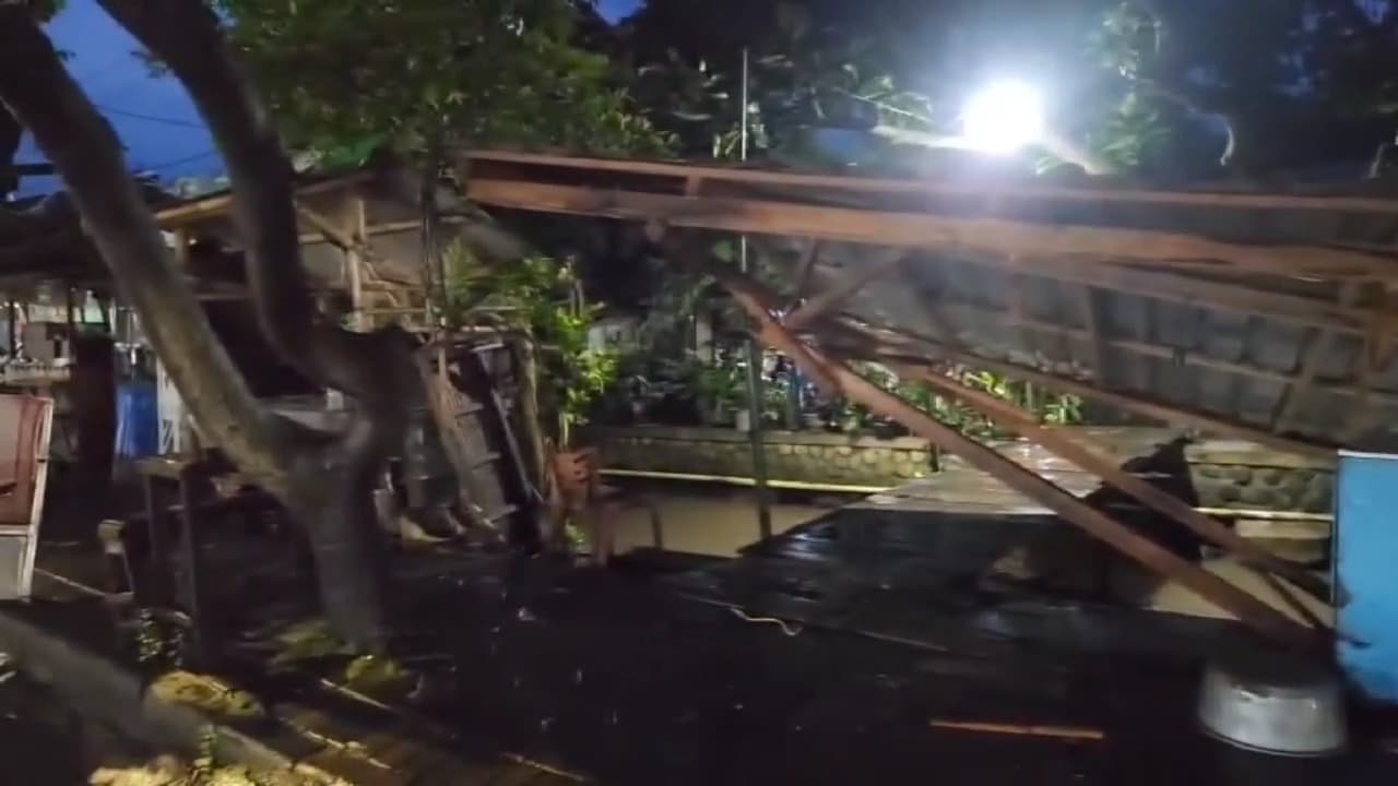 Angin Puting Beliung Terjang 12 Kecamatan di Pasuruan