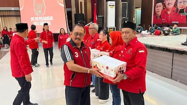 DPC PDIP Surabaya Bagikan 9 Ribu Paket Lebaran untuk Anak Yatim dan Janda