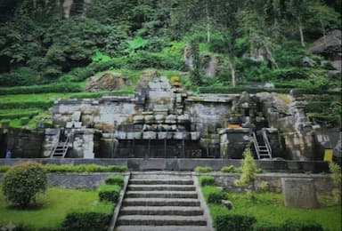 Petirtaan Jolotundo: Jejak Monumen Cinta Raja Udayana dan Sumber Air Terbaik di Lereng Penanggungan