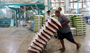 Pantau Harga dan Ketersediaan Bahan Pokok, Wabup Mujiono Sidak Pasar dan Pabrik Penggilingan Beras