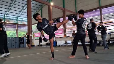 Ngabuburit Sambil Jaga Kebugaran, Puluhan Atlet MMA Kota Madiun Latihan Bersama