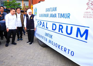 Gubernur Khofifah Salurkan 9.300 Drum Aspal untuk Perbaikan Jalan Kabupaten dan Desa