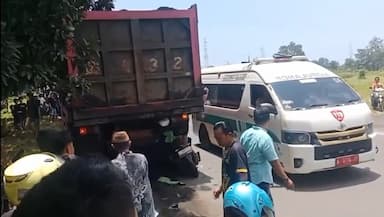 Dosen Tewas Tabrak Dump Truk Parkir di Jalan Bromo Pasuruan