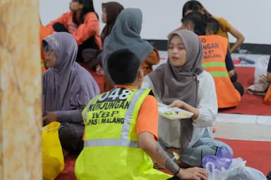 hangatnya ramadan di balik jeruji besi: 350 Warga Binaan Lapas Malang Buka Puasa Sambil Melepas Rindu dengan Keluarga