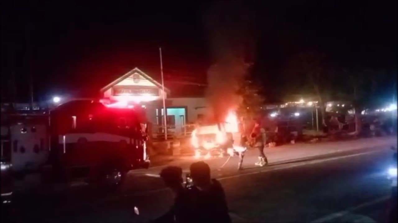 Mobil Jemput Pemudik Hangus Terbakar di Loceret Nganjuk