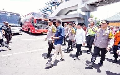 Kapolda Jatim Pantau Arus Mudik di Pelabuhan Ketapang Jelang Penutupan Nyepi di Bali