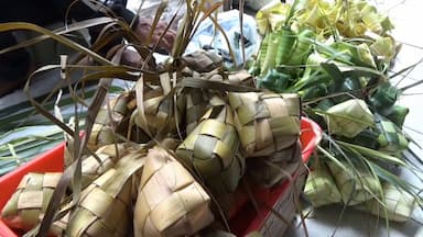 Ketupat Lebaran Diburu Warga, Omzet Pedagang Justru Menurun