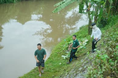 Wujudkan Indonesia ASRI, Ning Ita dan Cak Sandi Pimpin Kerja Bakti Bersihkan Tanggul Sungai Kelurahan Mentikan