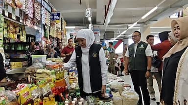 Khofifah Sidak Pasar Legi Ponorogo, Temukan Minyak Goreng Sempat Dijual di Atas HET