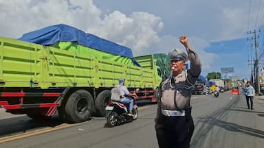 Antrean Kendaraan Menuju Pelabuhan Ketapang Masih Mengular