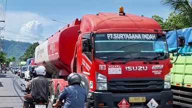 Antrean Panjang di Pelabuhan Ketapang, Dikeluhkan Para Sopir Logistik, Biaya Membengkak hingga Risiko Kerugian Meningkat