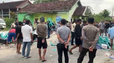 Kades Tak Tepati Janji Mundur, Warga Blawirejo Demo dan Rusak Fasilitas Balai Desa