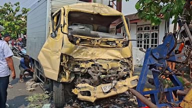 Truk Box Tabrak Bus Parkir, Sopir Tewas Terjepit Kabin