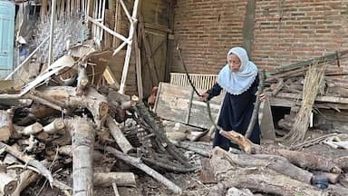 Tangis Haru Siti Robiah, Calon Jemaah Haji Tertua dari Hasil Jual Kayu Bakar